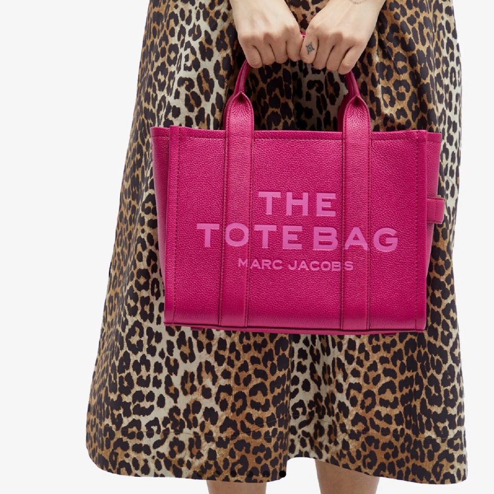 Marc Jacob’s THE LEATHER MEDIUM TOTE BAG in Lipstick Pink - Picture 4 of 16